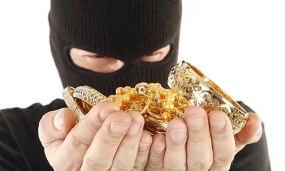 പന്തീരാങ്കാവ്  ജ്വല്ലറിയില്‍ നിന്ന് 17 ഗ്രാം സ്വർണ്ണവുമായി യുവാവ് മുങ്ങി