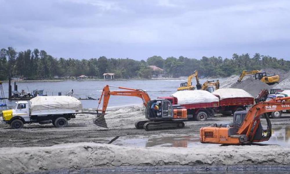 മണല്‍ വാരല്‍: നിയമലംഘനത്തിന് ഉദ്യോഗസ്ഥരുടെ ഒത്താശ