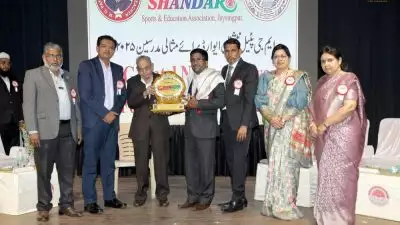 പി പി മുജീബുറഹ്മാന്‍ എം ജി പട്ടേല്‍ ദേശീയ അധ്യാപക പുരസ്‌കാരം ഏറ്റു വാങ്ങി