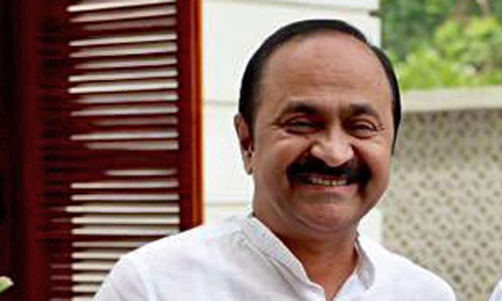 കേരളത്തിന്റെ പുതിയ മുഖ്യമന്ത്രിയായി വി ഡി സതീശൻ തിങ്കളാഴ്ച സത്യപ്രതിജ്ഞ ചെയ്യും
