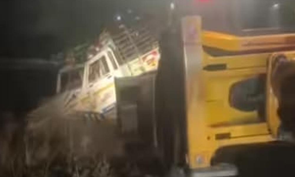 മധ്യപ്രദേശില്‍ പിക്അപ്പ് ട്രക്ക് മറിഞ്ഞ് എസ്യുവിയില്‍ ഇടിച്ചു; 15 പേര്‍ മരിച്ചു