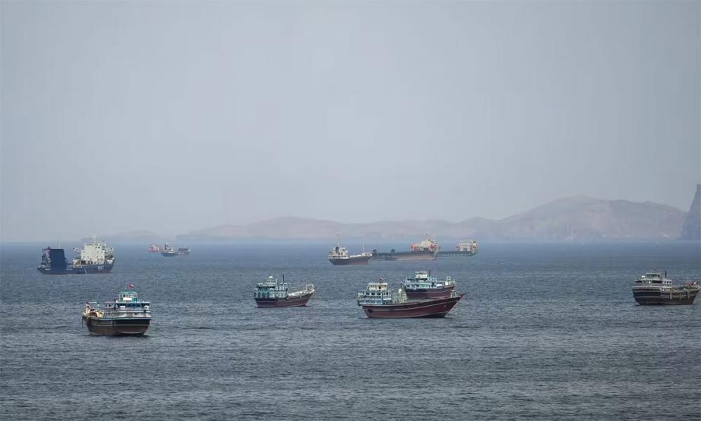 ഹോർമുസ് കടലിടുക്കിൽ ഇറാൻ ബോട്ടുകൾ കണ്ടാൽ ഉടൻ വെടിവെക്കാൻ ഉത്തരവിട്ട് ട്രംപ്