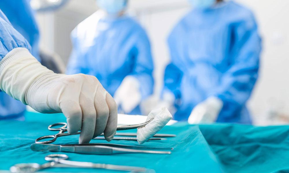 ശസ്ത്രക്രിയകിടെ യുവതിയുടെ സ്വകാര്യ ദൃശ്യങ്ങള്‍ പകര്‍ത്തി സോഷ്യല്‍ മീഡിയയില്‍ പ്രചരിപ്പിച്ചതായി പരാതി