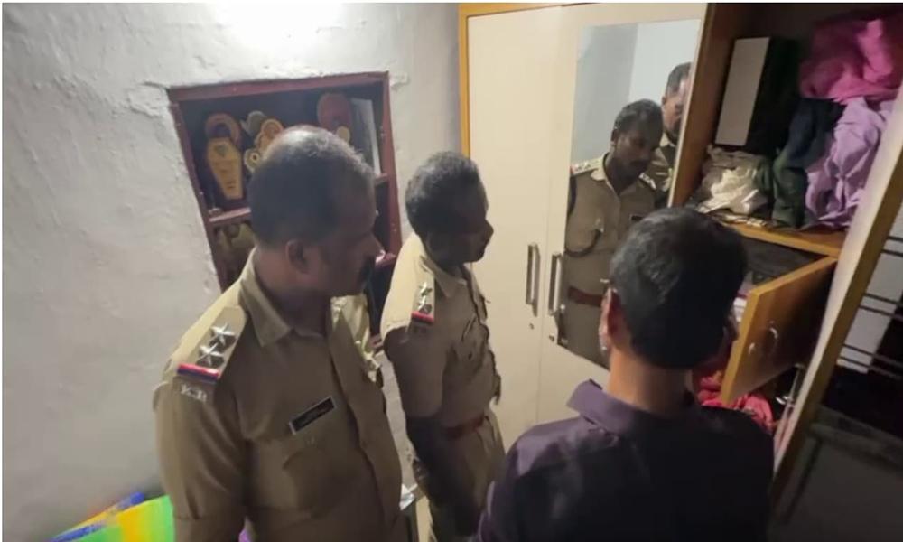 വിവാഹ വീട്ടില്‍ അലമാരയുടെ പൂട്ട് പൊളിച്ച് വരന്റ മൂന്ന് പവന്‍ സ്വര്‍ണമാല കവര്‍ന്നു