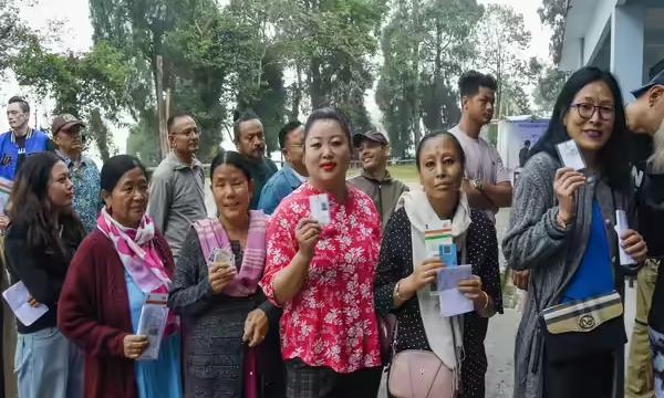 പശ്ചിമ ബംഗാളില്‍ വോട്ടെടുപ്പ് പുരോഗമിക്കുന്നു; ഉച്ചക്ക് മൂന്ന് വരെ 79 ശതമാനത്തിലധികം പോള്‍ ചെയ്തു