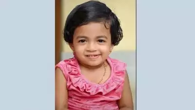 കണ്ണൂരില്‍ നിര്‍ത്തിയിട്ട സ്‌കൂട്ടറിലേക്ക് ലോറി ഇടിച്ചു കയറി അപകടം; നാലു വയസുകാരി മരിച്ചു,മാതാപിതാക്കള്‍ക്ക് ഗുരുതര പരുക്ക്