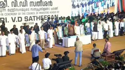 വേറിട്ട മാതൃകയായി വി ഡി സതീശന്റെ സത്യപ്രതിജ്ഞാ ചടങ്ങ്; രാഷ്ട്രീയ വൈരം മറന്ന് ഭരണ പ്രതിപക്ഷ നേതാക്കൾ ഒരേ വേദിയിൽ