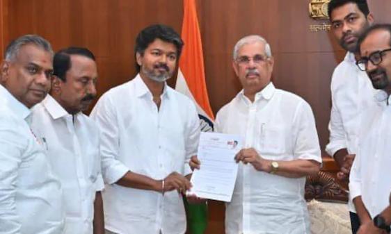 സര്‍ക്കാര്‍ രൂപീകരണം; ഗവര്‍ണറെ കണ്ട് വിജയ്