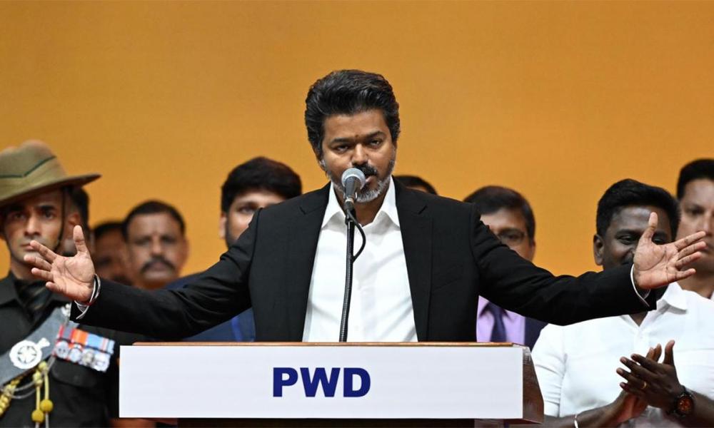 തമിഴ്‌നാട് മുഖ്യമന്ത്രിയായി വിജയ് സത്യപ്രതിജ്ഞ ചെയ്തു; ആദ്യ ഉത്തരവ് സൗജന്യ വൈദ്യുതിക്ക്