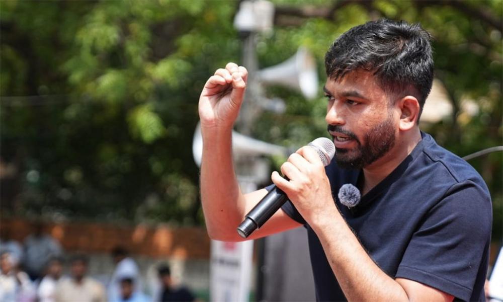 സ്കൂളിൽ അനധികൃത പ്രവേശനം; അഭിജീത് ദീപ്കെക്കെതിരെ കേസ്