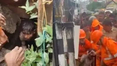 കോഴിക്കോട് ഓടയില്‍ കുടുങ്ങിയ യുവാവിനെ മണിക്കൂറുകള്‍ക്ക് ശേഷം പുറത്തെടുത്തു