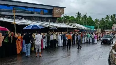 മനുഷ്യ 'ആകാശപാത' തീര്‍ത്ത് ജനരോഷം; നീലേശ്വരത്തെ സമരത്തിന്റെ നൂറാം ദിനത്തില്‍ വേറിട്ട പ്രതിഷേധം