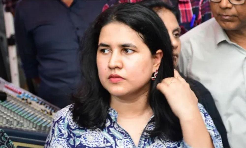 വീണയ്ക്ക് സേവനമില്ല; പണം പിണറായി ബന്ധത്തിന്റെ പേരില്‍