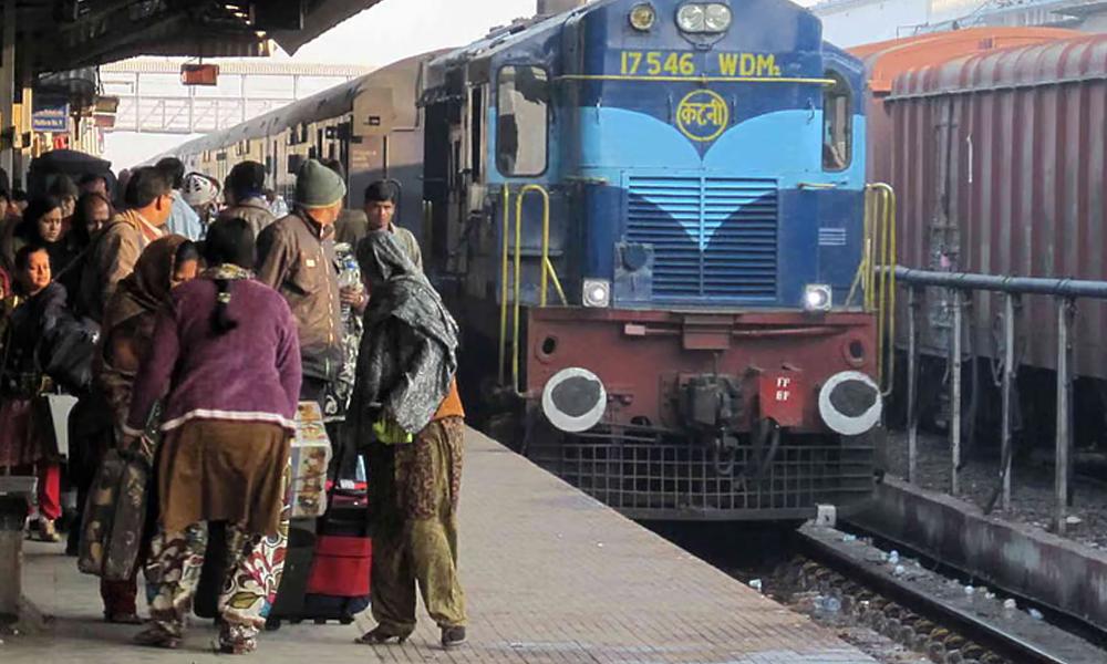 വീൽചെയറോടെ അമ്മയെ ട്രെയിനിനു മുന്നിലേക്ക് തള്ളിയിട്ട് മകൻ കൊലപ്പെടുത്തി