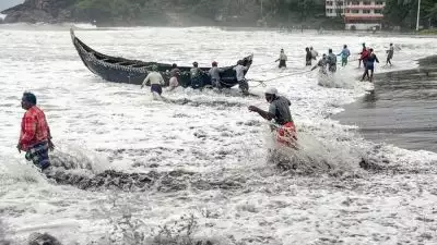 കൊല്ലത്ത് മത്സ്യത്തൊഴിലാളിയെ കായലില്‍ വീണ് കാണാതായി