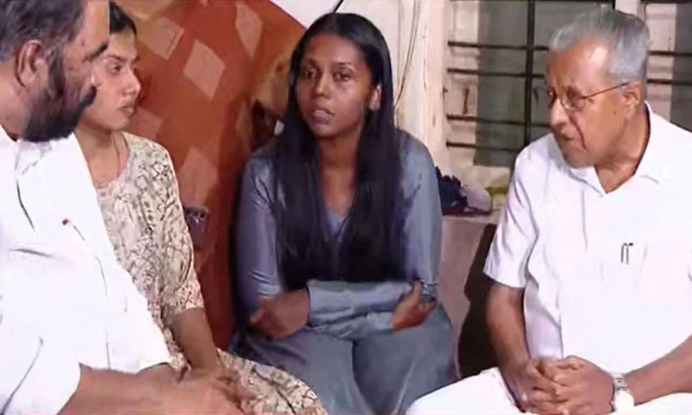 രാജേഷിന്റെയും ജോണിന്റെയും വീടുകൾ സന്ദർശിച്ച് പിണറായി