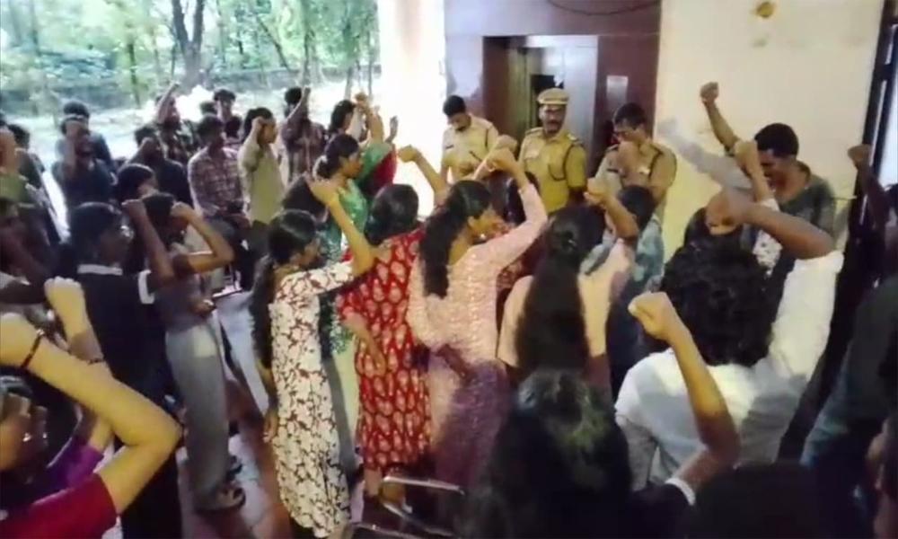 കാലടി വിസിക്കെതിരെ സമരം; നാല് എസ്എഫ്ഐ പ്രവർത്തകർ കസ്റ്റഡിയിൽ