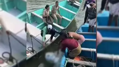 ചാക്കില്‍ കെട്ടിയ നിലയില്‍ വള്ളത്തിന്റെ നങ്കൂരത്തില്‍ കുടുങ്ങി സ്ത്രീയുടെ മൃതദേഹം