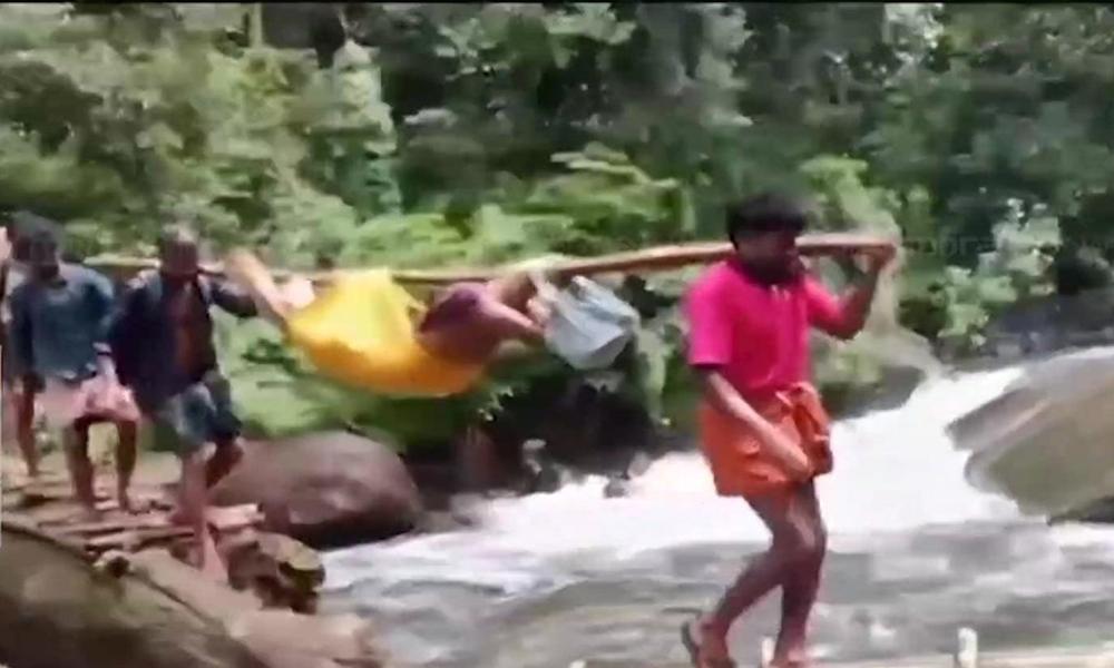 വഴിയില്ലാത്ത ഇടമലക്കുടിയിൽ രോഗിയെ നാല് കിലോമീറ്റർ ചുമന്ന് ആശുപത്രിയിൽ