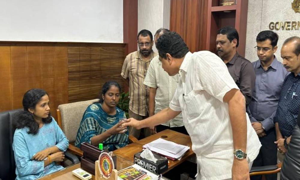 എൽപിഎസ്ടി സമരം അവസാനിപ്പിച്ചു; മന്ത്രി വെള്ളം നൽകി