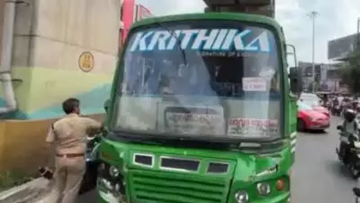 ക്ലീനറുമായുള്ള തർക്കം; സ്വകാര്യ ബസ് നടുറോഡിൽ നിര്‍ത്തി ഡ്രൈവര്‍ ഇറങ്ങിപ്പോയി