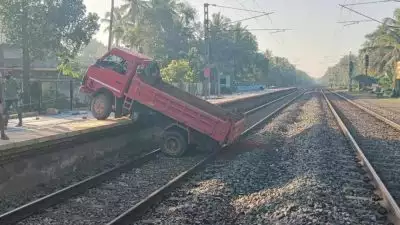 റെയില്‍ വേ ട്രാക്കില്‍ ലോറി വീണു; ട്രെയിനുകള്‍ വൈകി