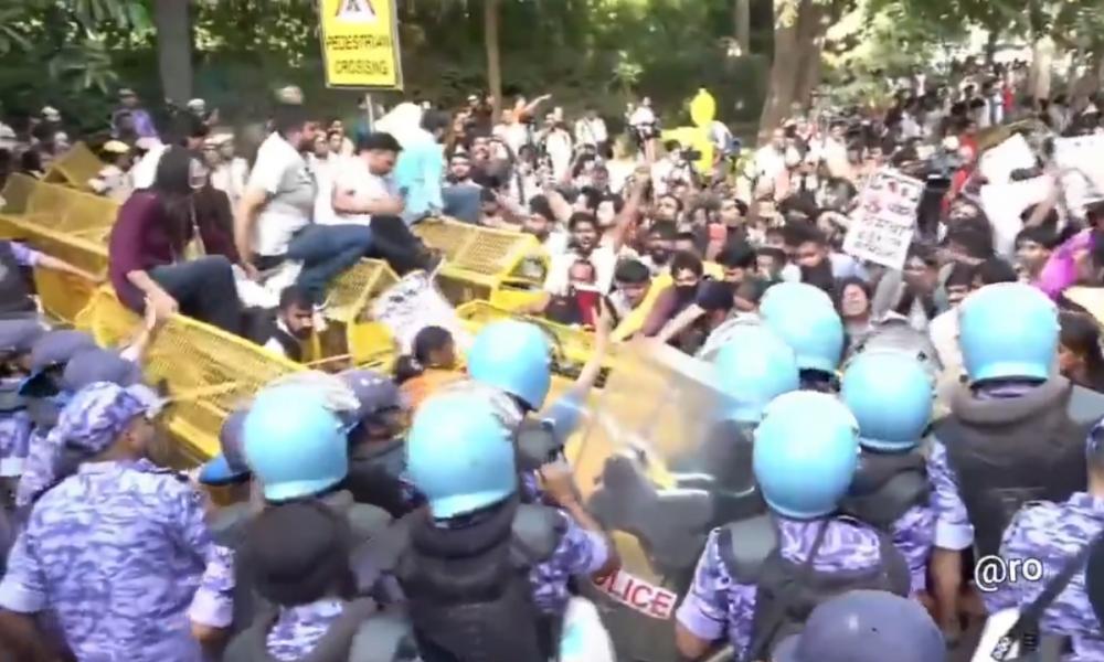 ഡൽഹിയിൽ വിദ്യാർഥി പ്രക്ഷോഭം; ബാരിക്കേഡുകൾ മറികടന്ന് പോലീസുമായി ഏറ്റുമുട്ടൽ